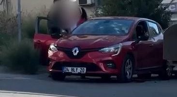 Arnavutköy’de eli satırlı kadın otomobile zarar verdi