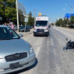 Motosiklet otomobile çarptı: 2 yaralı