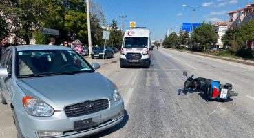 Motosiklet otomobile çarptı: 2 yaralı