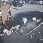 Otomobil okul kapısını kırıp içeri girdi: 3 yaralı