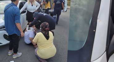 Otomobille çarpışan bisikletli çocuğun dişi aracın üzerinde kaldı