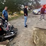Sinop’ta yamaçtan kopan kaya otomobilin üzerine düştü