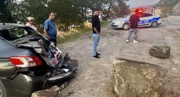 Sinop’ta yamaçtan kopan kaya otomobilin üzerine düştü