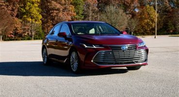 Toyota Avalon Hybrid: Lüks ve Ekonomiyi Birleştiren Sedan