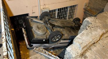Uşak’ta kontrolden çıkan otomobil bina boşluğuna düştü: 1 ölü, 1 yaralı