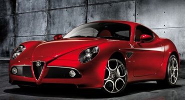 Alfa Romeo 8C Competizione: Duygusal Performans ve Tasarım