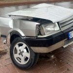 Direğe çarpan otomobil ikiye bölündü