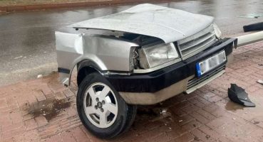 Direğe çarpan otomobil ikiye bölündü