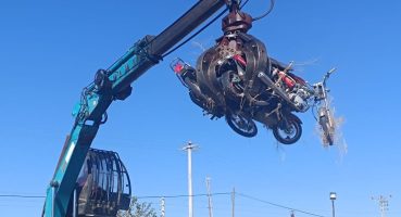 Otoparkta bekletilen yüzlerce motosiklet geri dönüşüme gönderildi