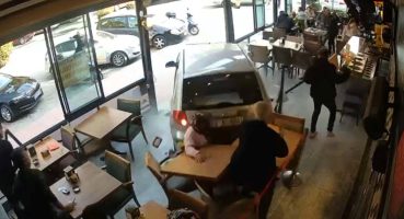 Sürücüsünün kontrolünden çıkan otomobil kafeye girdi: 1 ölü, 3 yaralı