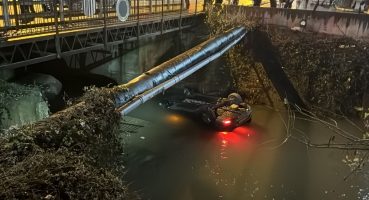 Düzce’de dereye yuvarlanan otomobildeki 2 kişi yaralandı