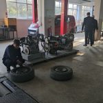 Lastik değişimi liselilerden! Hem tecrübe hem para kazanıyorlar