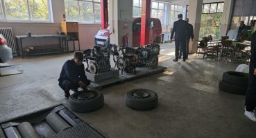 Lastik değişimi liselilerden! Hem tecrübe hem para kazanıyorlar