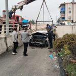 Otomobil, panelvana çarpıp 2 metrelik duvardan düştü! O anlar kameraya yansıdı