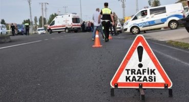 Otomobile çarpıp kaldırıma devrilen araçtaki çift yaralandı