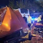 Refüjdeki direğe çarpan otomobil ikiye bölündü: 1 ölü, 2 yaralı