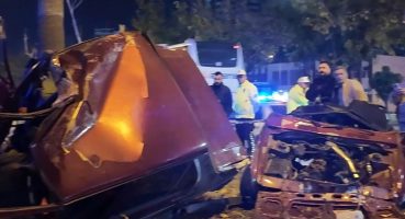 Refüjdeki direğe çarpan otomobil ikiye bölündü: 1 ölü, 2 yaralı