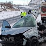 TIR'la çarpışan otomobil kağıt gibi ezildi: 1 ölü, 2 yaralı