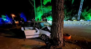 Alanya’da ağaca çarpan otomobildeki 1 kişi öldü, 3 kişi yaralandı