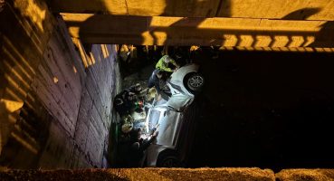 Ümraniye’de 10 metre yüksekten düşen otomobilin sürücüsü kurtuldu