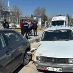 Otomobil park halindeki araca çarptı: 1 yaralı