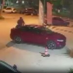 Alkollü adam arabalara yumruk atıp, üzerinde zıpladı