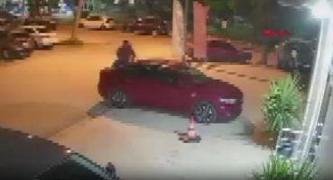 Alkollü adam arabalara yumruk atıp, üzerinde zıpladı