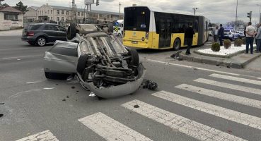 Belediye otobüsü ile otomobil çarpıştı