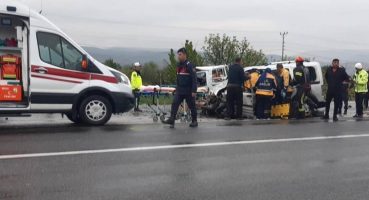 Denizli’de feci kaza: İki araç kafa kafaya çarpıştı