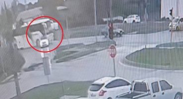 Kırmızı ışıkta durdu, yolcu otobüsü çarptı