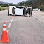 Köpeğe çarpmamak için manevra yapan otomobil yan yattı