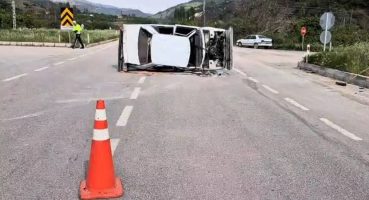Köpeğe çarpmamak için manevra yapan otomobil yan yattı