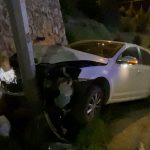 Otomobil aydınlatma direğine çarptı: 2 yaralı