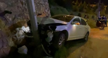 Otomobil aydınlatma direğine çarptı: 2 yaralı