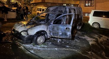 Park halindeki araç alev alev yandı