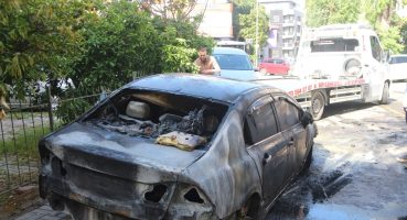 Park halindeki otomobil alevlere teslim oldu