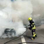 Tarsus’ta otomobil alev alev yandı