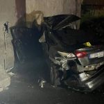 Yoldan çıkıp bina duvarına çarpan otomobildeki iki kişi hayatını kaybetti