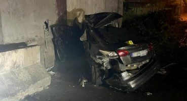 Yoldan çıkıp bina duvarına çarpan otomobildeki iki kişi hayatını kaybetti