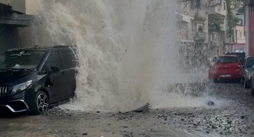 İzmir’de su borusu patladı: Çok sayıda araç hasar gördü