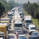 Kontrolden çıkan TIR trafiği felç etti: Uzun kuyruklar oluştu