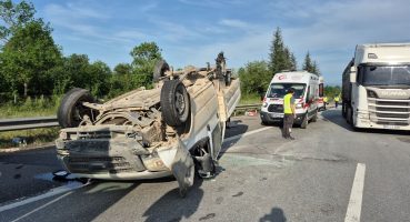 Lastiği patlayan pikap otoyolda takla attı