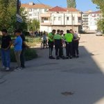 Otomobil ile çarptığı arkadaşının üzerinden geçti