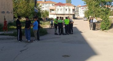 Otomobil ile çarptığı arkadaşının üzerinden geçti