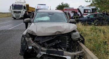 Otomobil ile kamyonet çarpıştı: 1 ölü, 3 yaralı