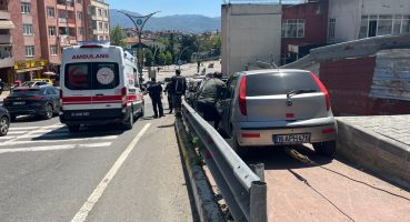 Otomobil, kırmızı ışıkta bekleyen araca çarptı: 5 yaralı