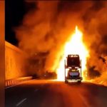 Otomobil yüklü tırda yangın çıktı: 8 araç yandı