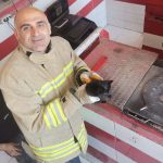 Otomobilin motor bölümüne sıkışan yavru kedi kurtarıldı