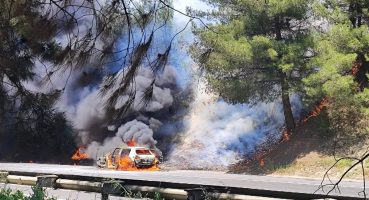 Tarsus’ta araçta çıkan yangın ormana sıçradı