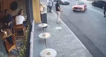 Teslim aldığı klasik araçla kaza yaptı